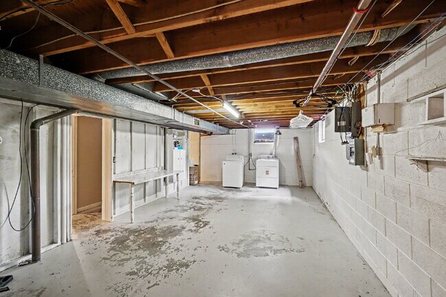 Building Photo - Well Maintained 3 bedroom Rental Home- $1650/Month