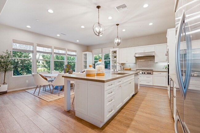 Building Photo - Exceptional Remodeled & Professionally Fur...