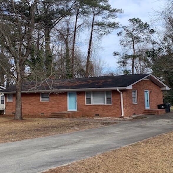 Updated All Brick Ranch - 702 N Lee St