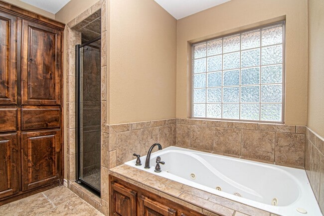 Building Photo - 5811 Oak Creek Drive