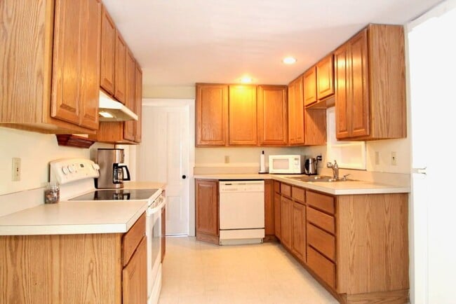 Building Photo - Spacious Renovated Colonial on The Lebanon Green