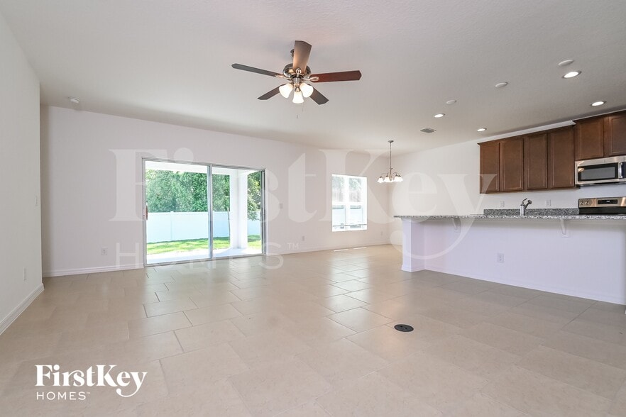 Building Photo - 900 Avenal Ln