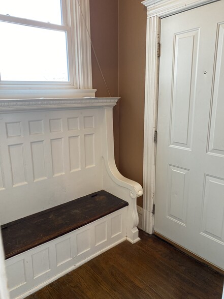 entry - 305 E Elm St
