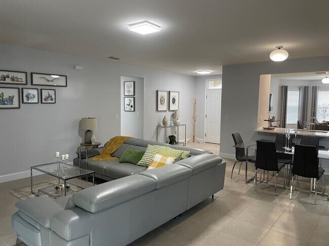 Building Photo - 690 Hadley Pl E