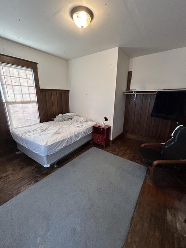 Building Photo - Charming Private Bedroom Available June 1s...