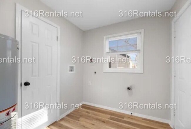 Building Photo - $995 - 2 bed 1 bath - COMING SOON! Single Family Home