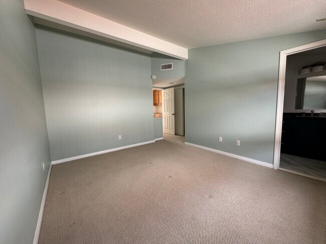 Building Photo - 1307 W 7th St