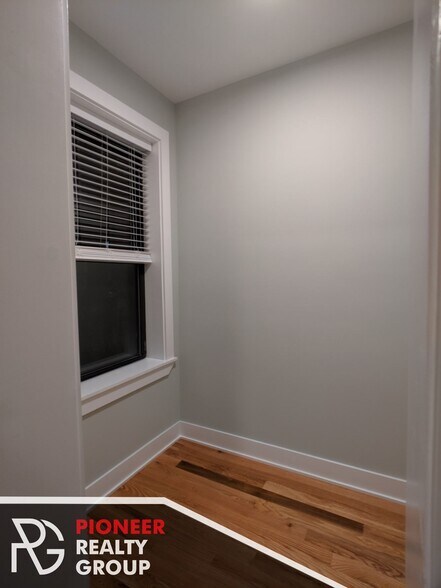 Building Photo - 4409 N Wolcott Ave