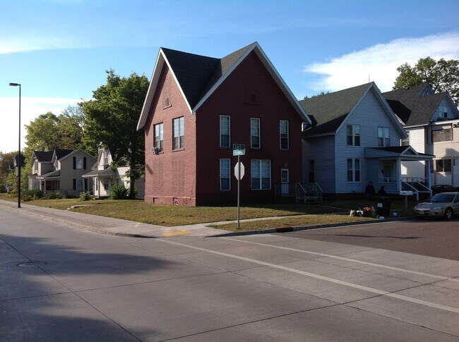Primary Photo - 3 Bed 1 Bath close to UWEC and downtown! A...