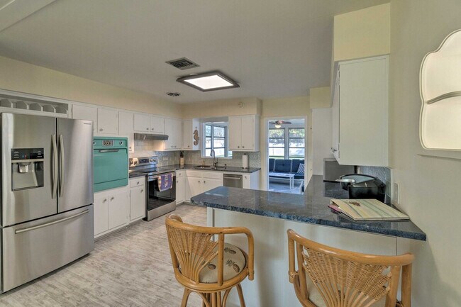 Building Photo - 1017 Pineland Ave