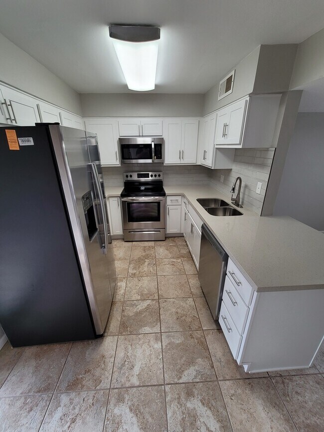 Building Photo - Updated 2/2 condo with 2 master bedrooms!