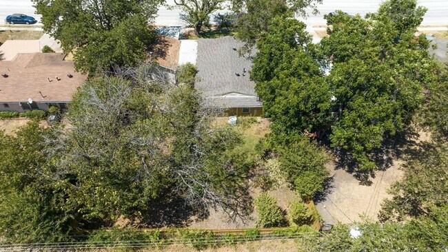Building Photo - 2442 Oates Dr