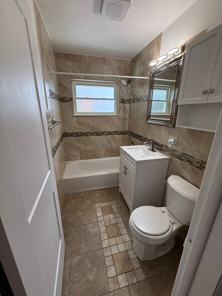 Building Photo - 8447 N Oriole Ave