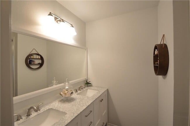 Building Photo - 518 Hunters Glen St