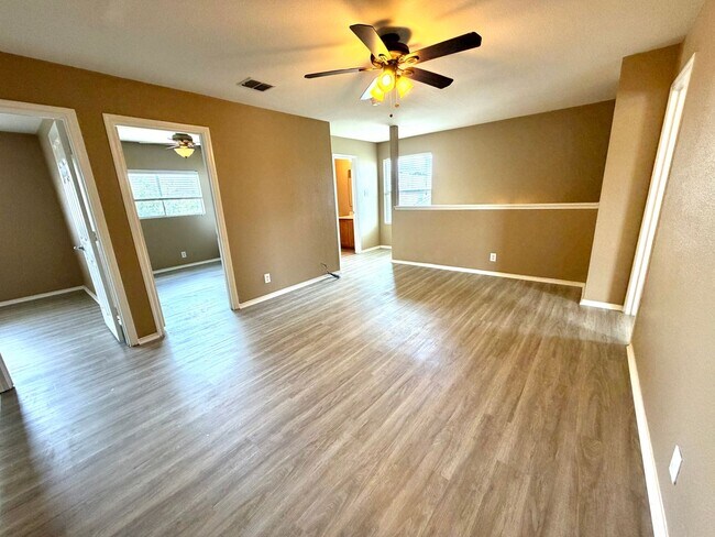Building Photo - Spacious 3 Bedroom Home with Loft in Bulverde Village