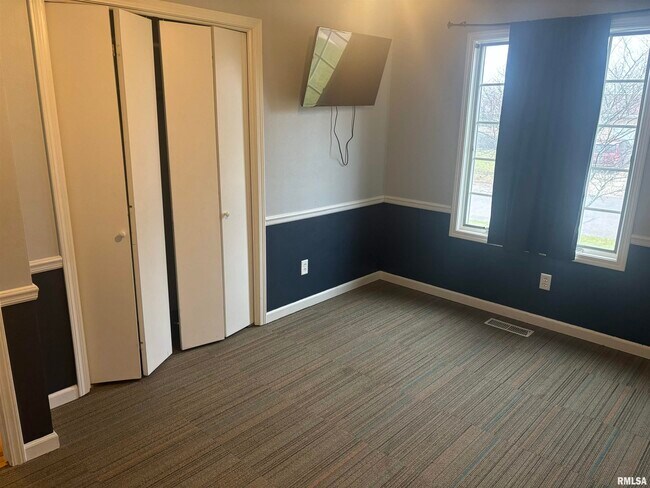 Building Photo - 705 Crestview Dr