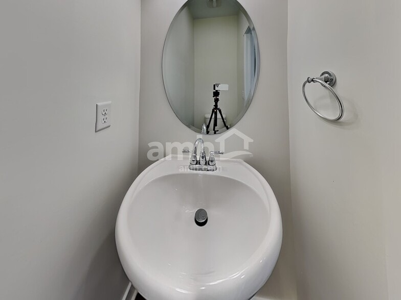 Building Photo - 602 Koins Way