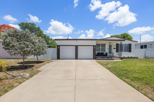 Building Photo - 7021 SW 10th Ct