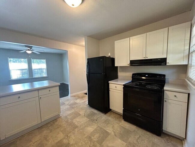 Building Photo - 2911 Circle Dr