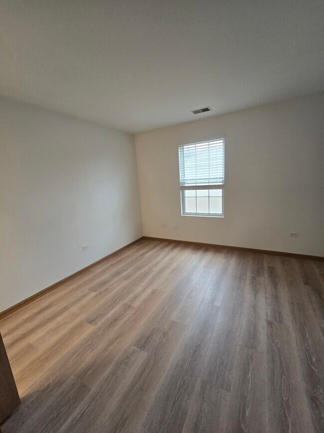 Building Photo - 4135 Oak Tree Ln