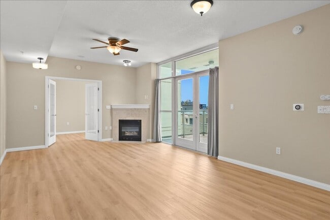 Building Photo - Move-In ready 1 Bed + Den in Discovery on Cortez Hill in Downtown
