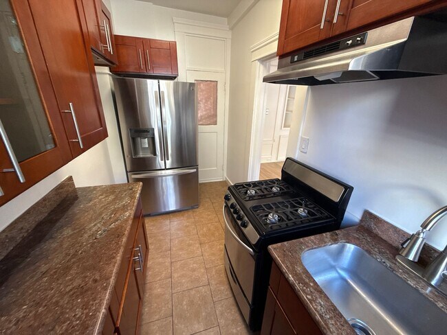Building Photo - Epic REA- Spacious Flexible Plan 2 BR/1 BA...