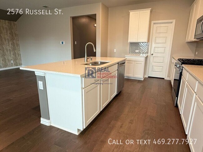 Building Photo - 2576 Russell St