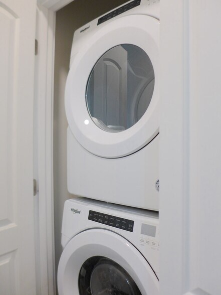 Building Photo - 828 Parker St