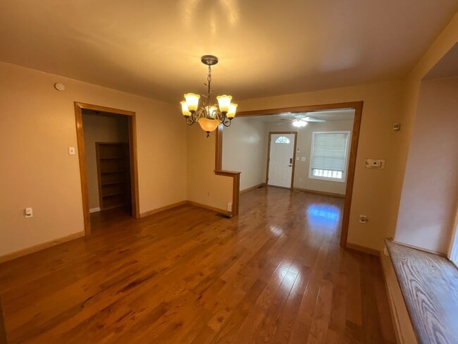 Building Photo - 3 bedroom 2 bath with bonus Office space