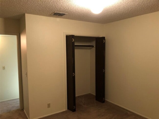 Building Photo - 914 W Meadowmere Ln