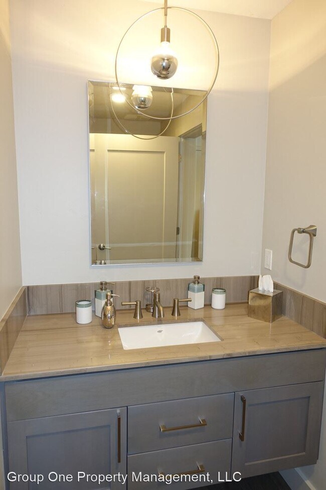Building Photo - 3 br, 2.5 bath House - 611 S. 8th St. #402
