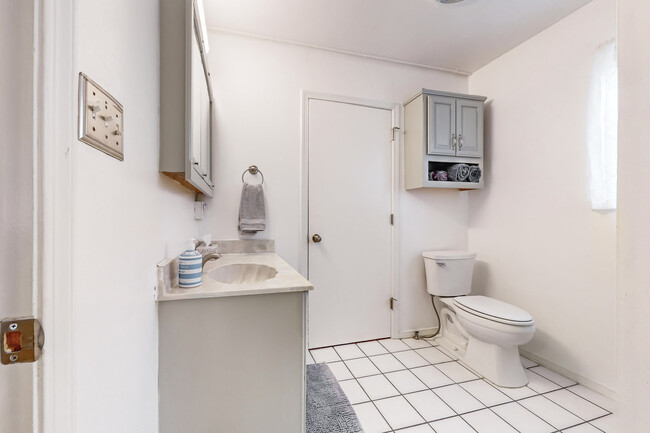 Connecting BA/shower - 2018 Alhambra Ave SW