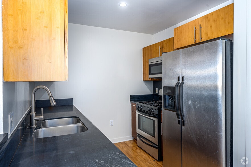 2BR, 2BA - 984SF - Kitchen - 4th & Main