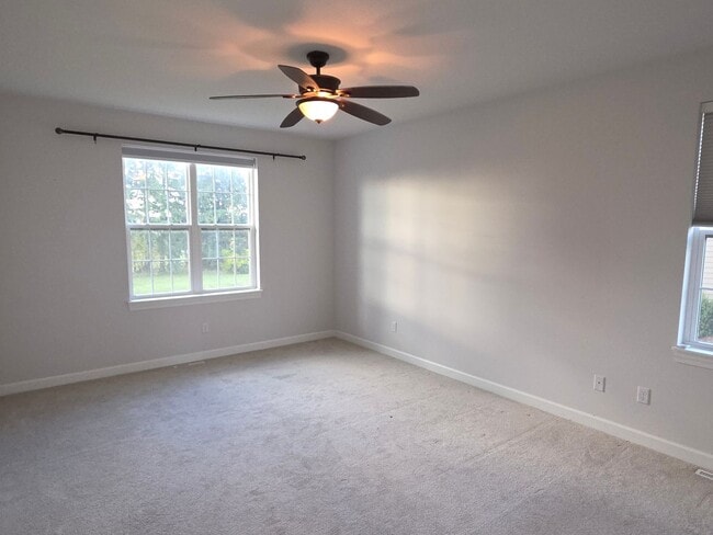 Building Photo - Like New 5 bedroom Pewaukee home in Broken...