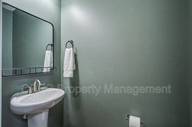 Building Photo - 202 Center Hill Ct