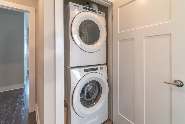 Building Photo - Beautiful Modern Townhome in South End Available 5/1!