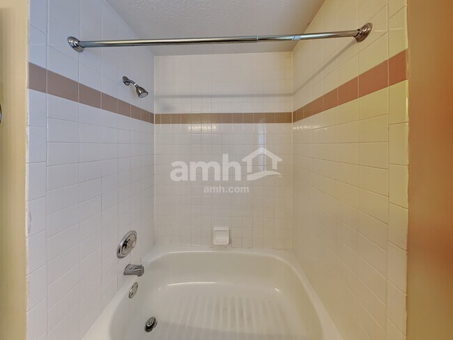 Building Photo - 900 Suntree Dr