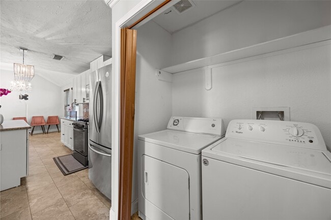 Building Photo - 14942 Gray Ridge Dr