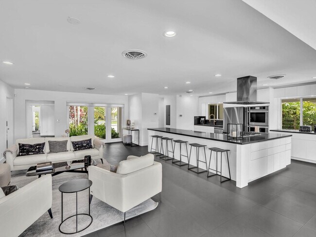 Building Photo - 1640 NE 43rd St