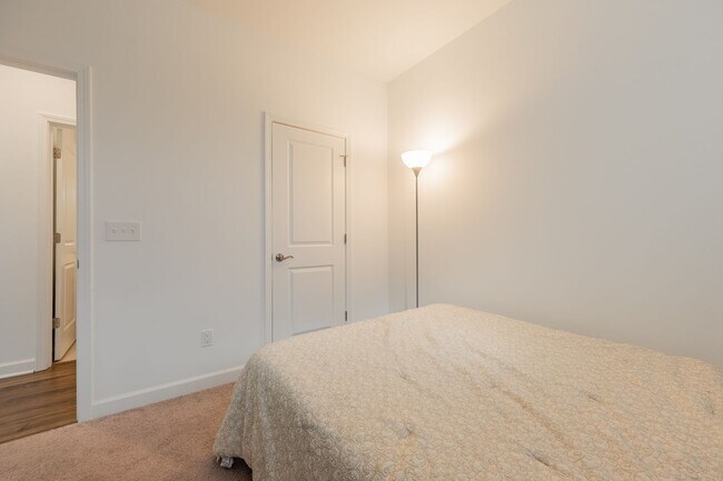 Building Photo - Modern Home with Open Floor Plan in Blacksburg