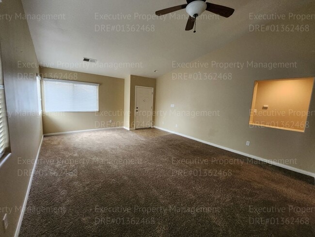Building Photo - Spacious 4 bedroom 2 bathroom home