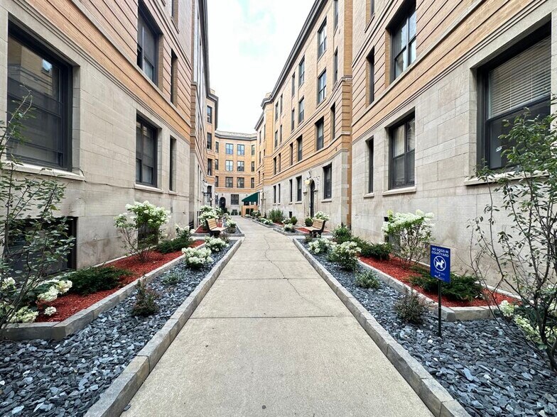 Primary Photo - 437 W Belden Ave