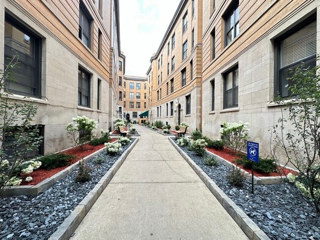 Building Photo - 451 W Belden Ave
