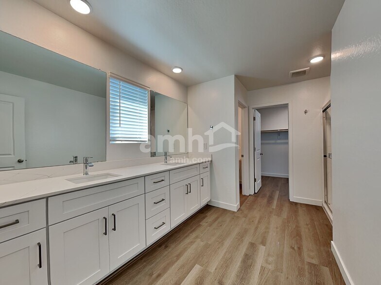 Building Photo - 9747 W Parkway Dr