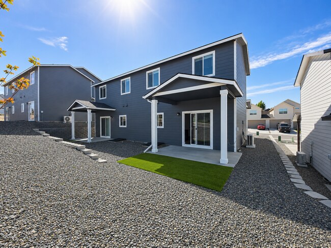 Building Photo - $1000 OFF YOUR 1ST MONTHS RENT! BRAND NEW TOWNHOME IN THE DESIRABLE SOUTHRIDGE AREA!