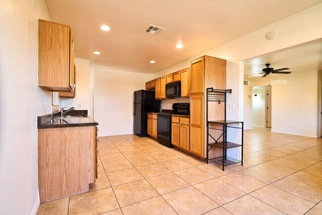 Building Photo - Eastside (Broadway and Wilmot) 3 bedroom, ...