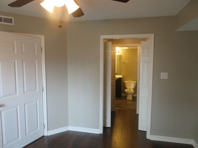 Building Photo - Laurel Villas #105 -3BR/2BA Available for AUGUST 2026 move in!