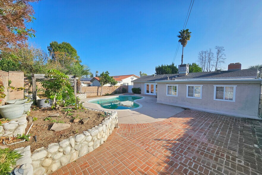 Building Photo - 9321 Donna Ave