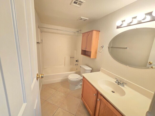 Building Photo - 1 Bed 1 Bath Spacious Apartment