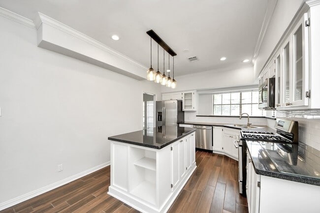 Building Photo - 5310 Oak Cove Dr